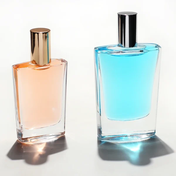 frascos pequeños de perfume en spray