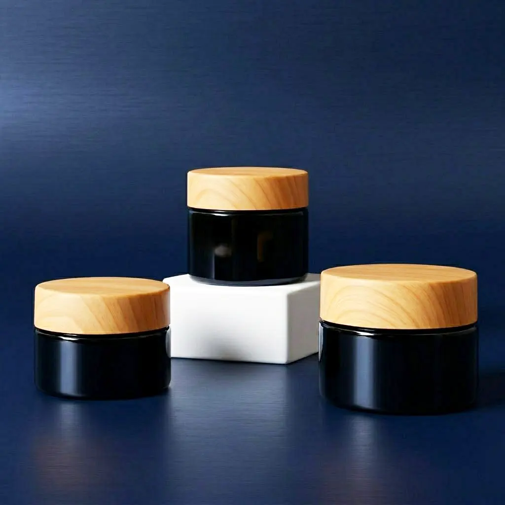 Tarros cosméticos Vesseluxe negros con tapas de madera.